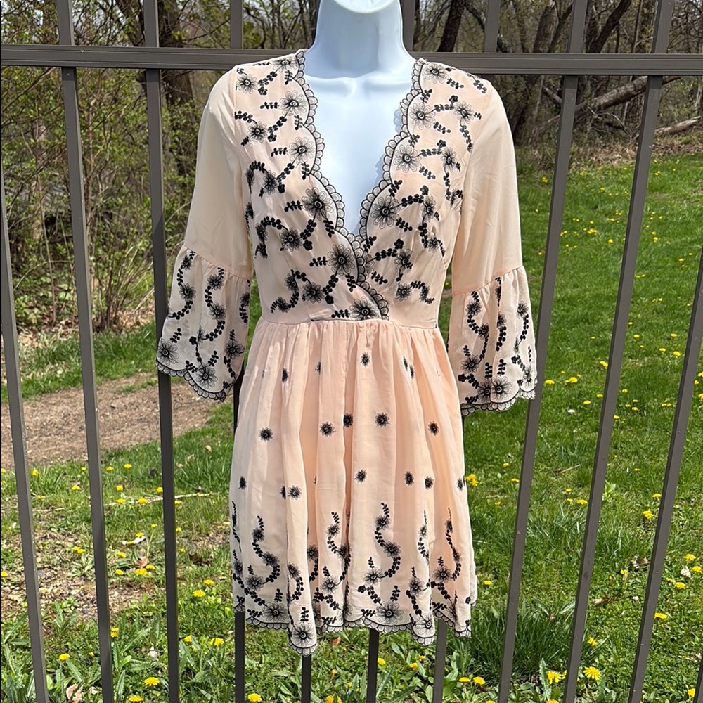 Selfie Leslie Peach & Black Floral Mini Dress w/ scalloped edges & V Neck Sz XS